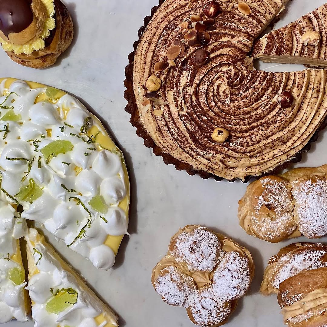Assortiment de pâtisseries — tartes, choux et religieuses